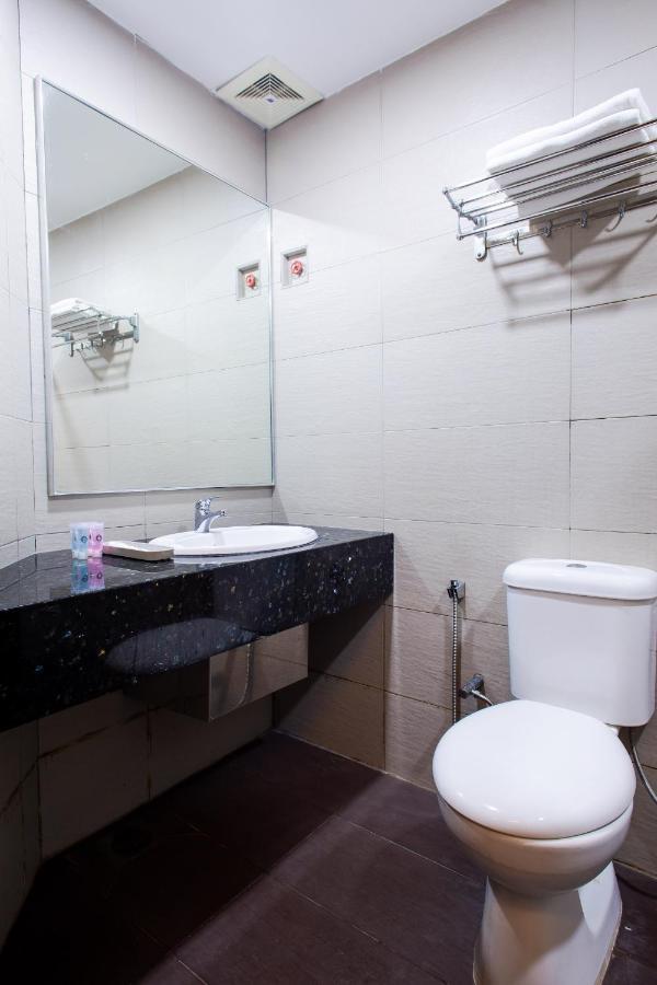 Hotel 101 Permas Jaya Johor Bahru Esterno foto